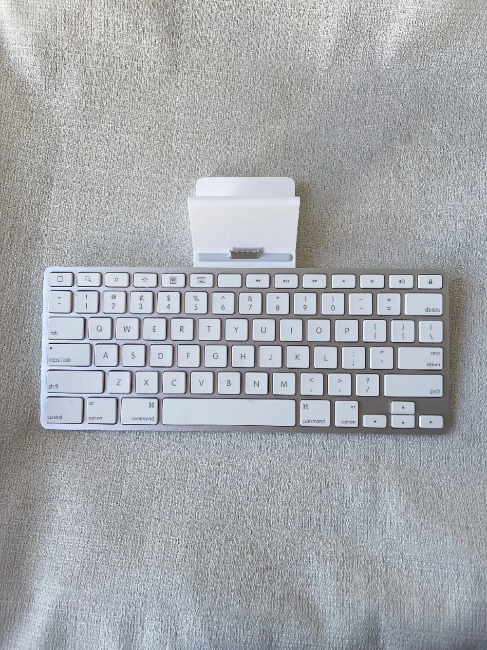 Apple Wireless Bluetooth Keyboard in White and Silver